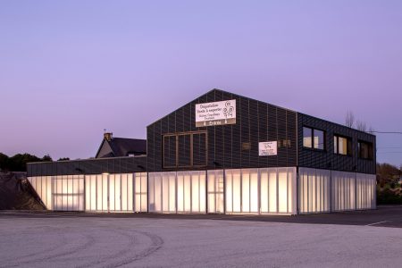 Réalisation d'un bâtiment pour l'entreprise ostreicole Guezel dans l'anse du Pô à Carnac. Conception par Jérôme Jegado de l'Agence QUARTZ Architecture.