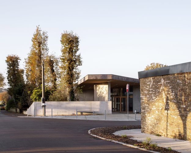 Réalisation d'une maison de l'enfance et d'un accueil périscolaire sur la commune de Loyat dans le Morbihan. Réalisation LAUS Architectes.