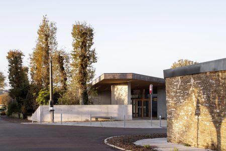 Réalisation d'une maison de l'enfance et d'un accueil périscolaire sur la commune de Loyat dans le Morbihan. Réalisation LAUS Architectes.