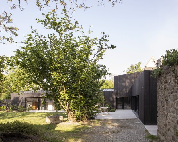 Conception et réalisation d'une maison individuelle dans le centre ville de la commune d'Auray (56) en adéquation avec la nature de site exisatnt.
Archtecture : AGA architectes