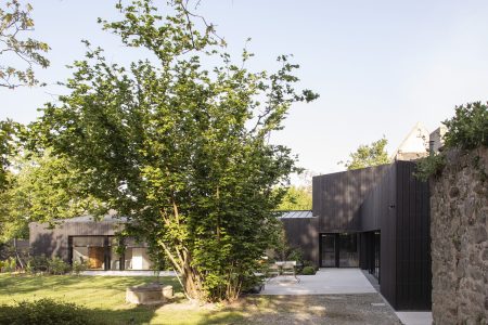 Conception et réalisation d'une maison individuelle dans le centre ville de la commune d'Auray (56) en adéquation avec la nature de site exisatnt.
Archtecture : AGA architectes