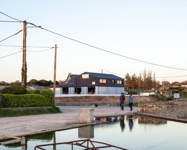 Réalisation d'un bâtiment pour l'entreprise ostreicole Guezel dans l'anse du Pô à Carnac. Conception par Jérôme Jegado de l'Agence QUARTZ Architecture.