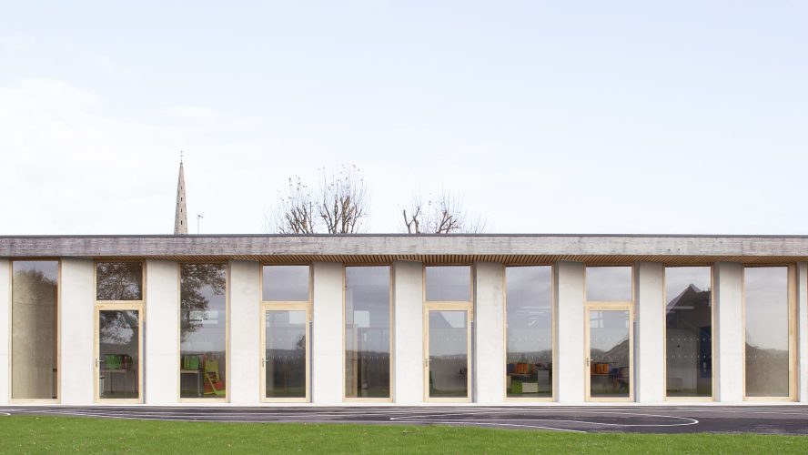 Réalisation d'une maison de l'enfance et d'un accueil périscolaire sur la commune de Loyat dans le Morbihan. Réalisation LAUS Architectes.