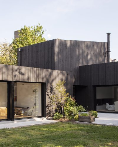 Conception et réalisation d'une maison individuelle dans le centre ville de la commune d'Auray (56) en adéquation avec la nature de site exisatnt.
Archtecture : AGA architectes