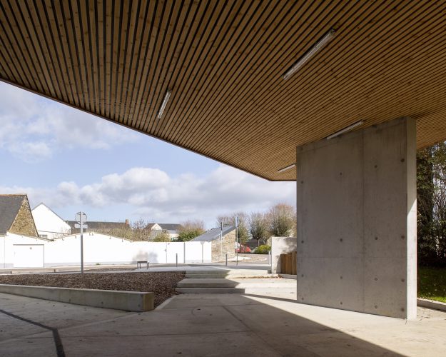 Réalisation d'une maison de l'enfance et d'un accueil périscolaire sur la commune de Loyat dans le Morbihan. Réalisation LAUS Architectes.