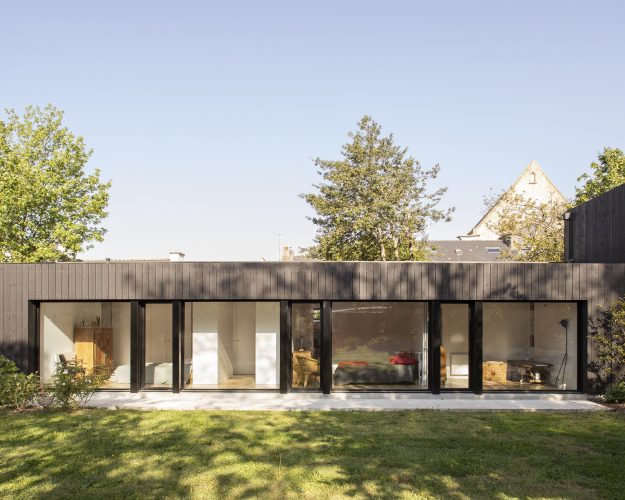 Conception et réalisation d'une maison individuelle dans le centre ville de la commune d'Auray (56) en adéquation avec la nature de site exisatnt.
Archtecture : AGA architectes