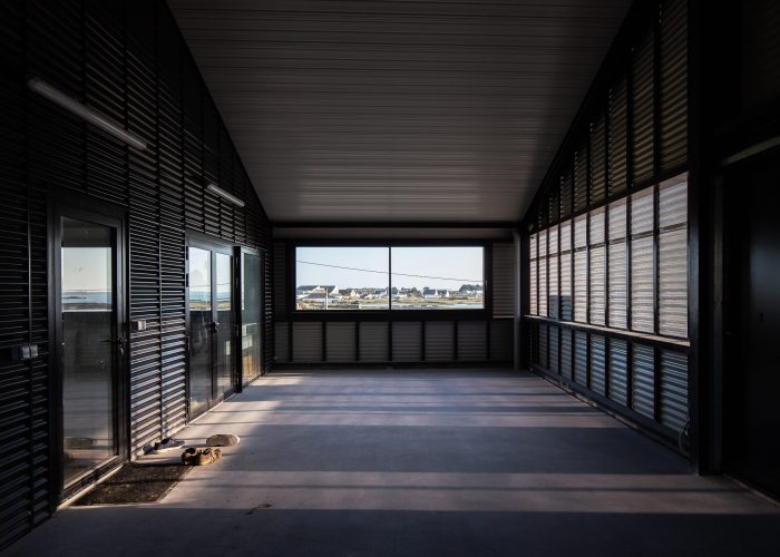 Réalisation d'un bâtiment pour l'entreprise ostreicole Guezel dans l'anse du Pô à Carnac. Conception par Jérôme Jegado de l'Agence QUARTZ Architecture.