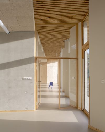 Réalisation d'une maison de l'enfance et d'un accueil périscolaire sur la commune de Loyat dans le Morbihan. Réalisation LAUS Architectes.